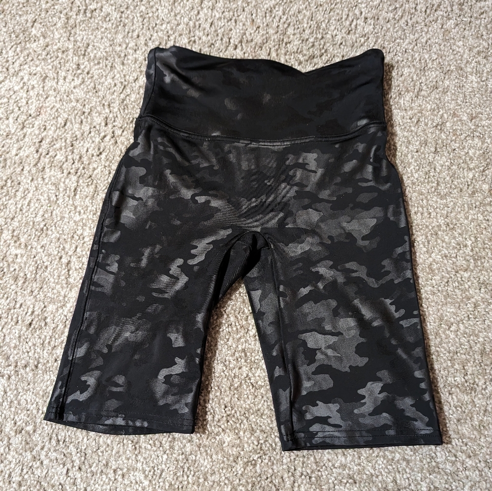 Spanx Black Camo Bike Shorts sz M